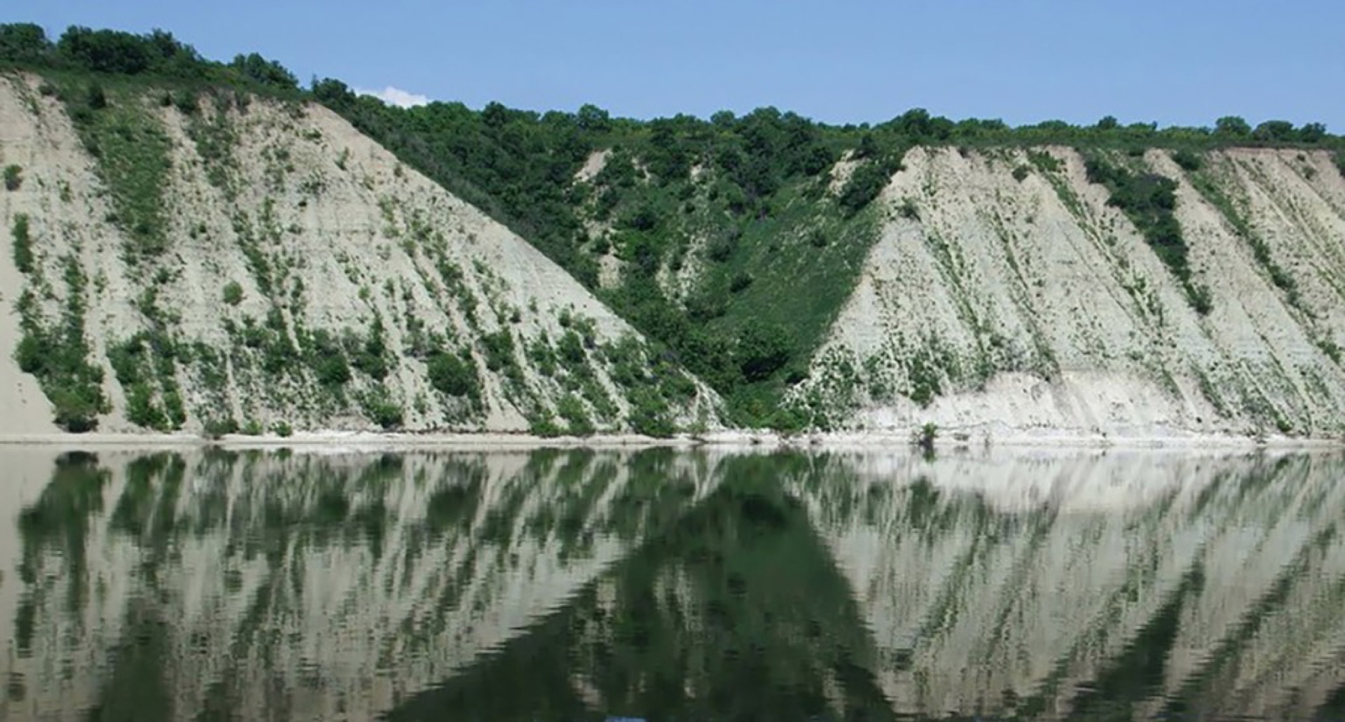 Меловые скалы Змеевых гор отражаются в спокойной воде Волги